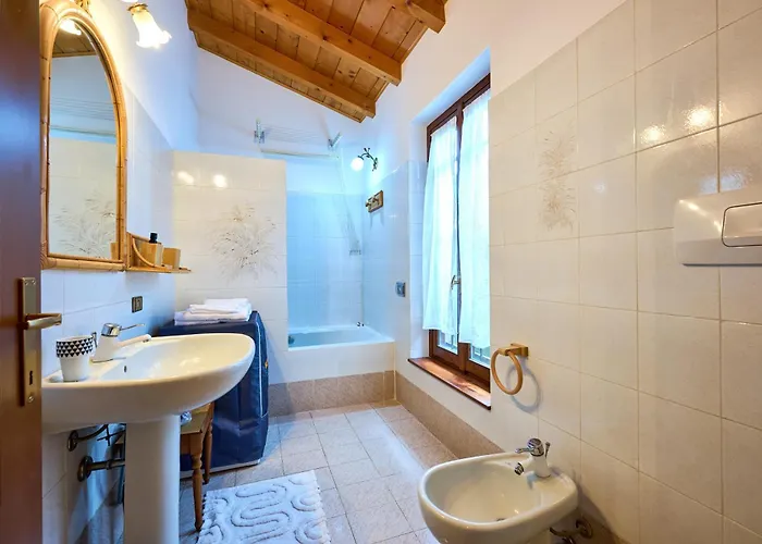 Casa Bruna - 100m Dal Maggiore 아파트